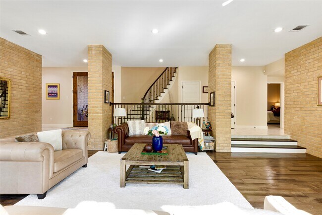 Building Photo - 201 Vanderpool Ln