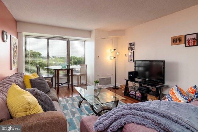 Building Photo - 2001 Hamilton St