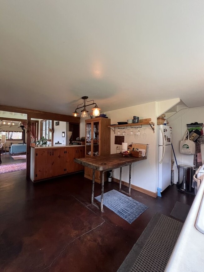 Building Photo - 1,100 square foot cottage on private 80 ac...