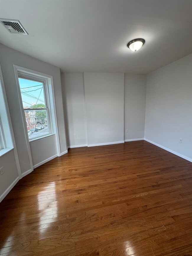 Building Photo - 424 67th St