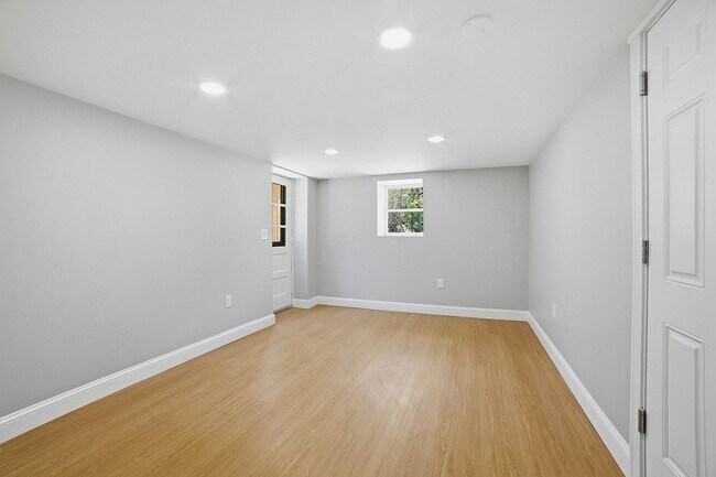 Building Photo - 44 Topsfield Cir