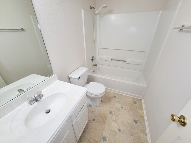 Building Photo - 5746 Roehampton Ct