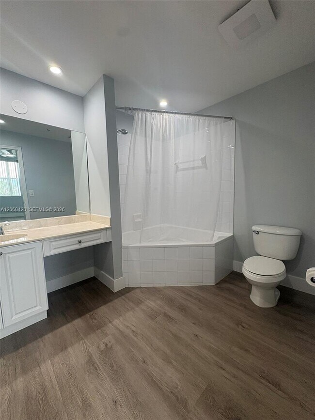 Building Photo - 2100 Greenview Shores Blvd