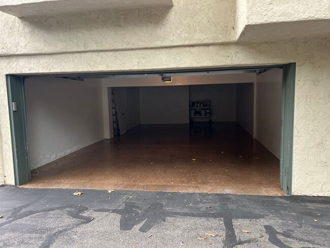 Building Photo - Spacious & Bright 3 Bedroom End Unit Condo in Prime Location