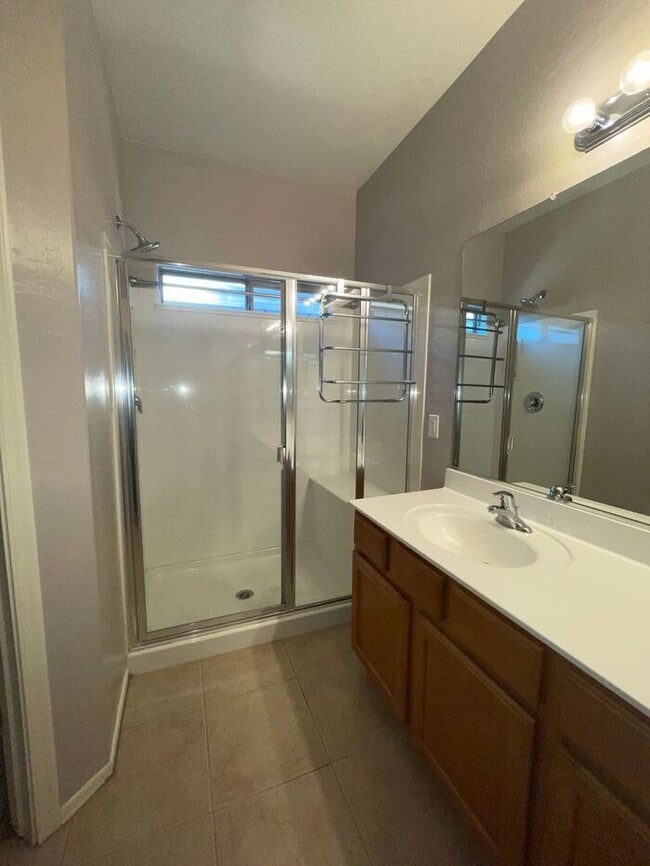 Building Photo - READY TO VIEW NOW! Spacious 3 Bed 2 Bath Home in Surprise Farms!