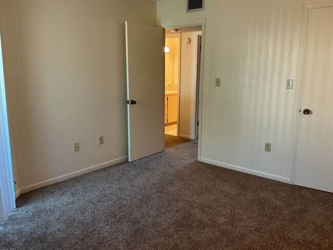 Building Photo - 411 E Park St