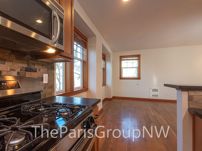 Building Photo - Gorgeous Green Lake 3BR TH – Walk to Swim,...