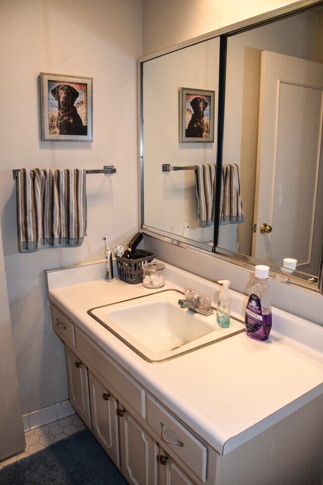 Building Photo - 596 Country Club Ln