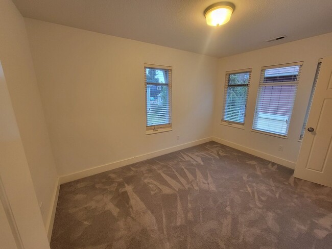 Building Photo - Light-Filled 3 Bedroom Near Woodstock! Ava...