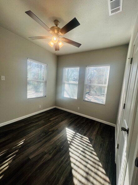 Bedrooms - 822 W Fischer St