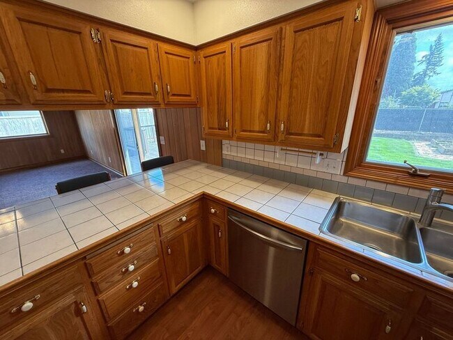 Building Photo - 460 SE Conifer Pl
