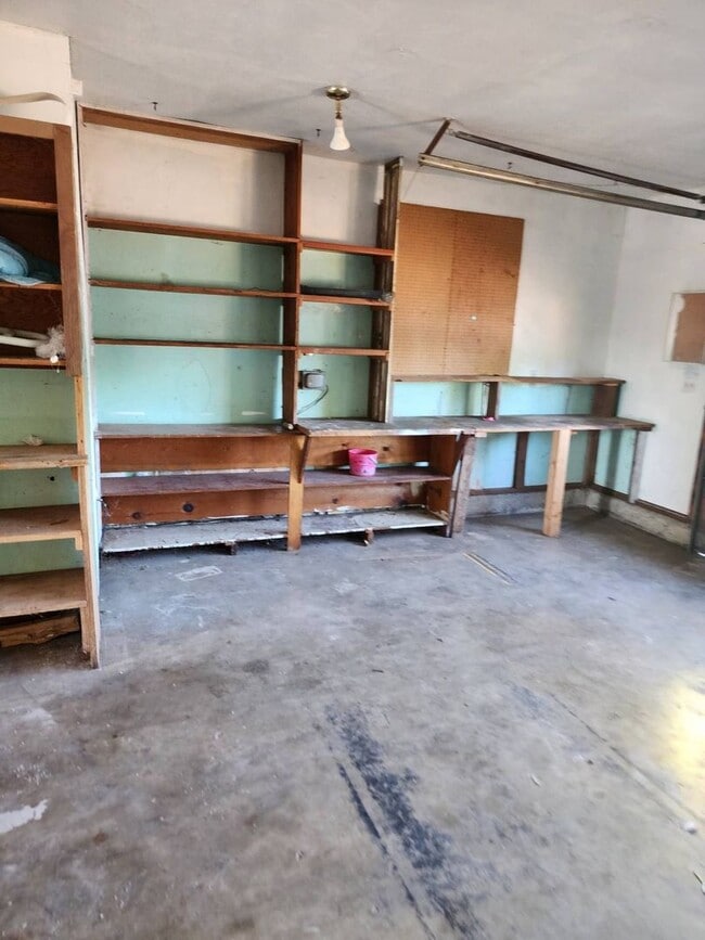 Building Photo - Wonderful 3 -bedroom with Garage