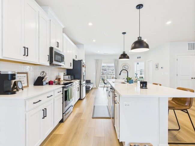 Building Photo - 642 Brookwood Glen Terrace