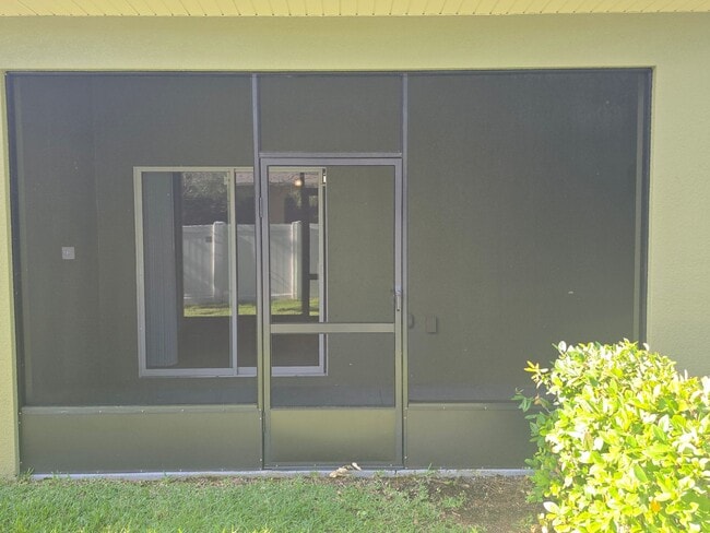 Building Photo - Town House 3/2.5 in Riverview