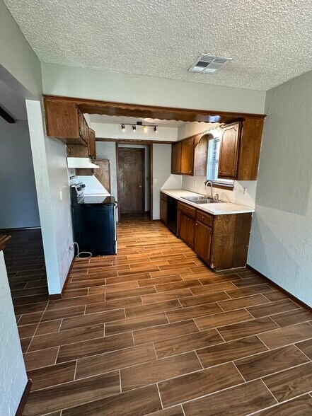 Building Photo - 108 S English Dr