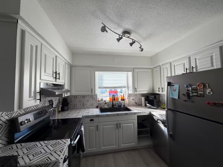 Building Photo - 5758 20th Ave N