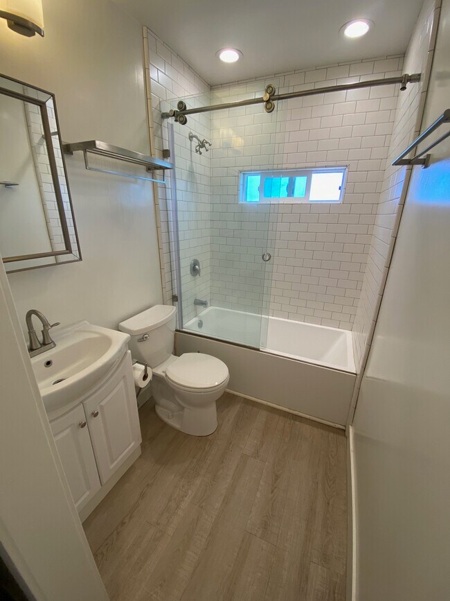 Building Photo - 4253 Carpinteria Ave