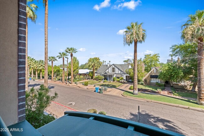 Building Photo - 17 W Vernon Ave