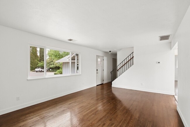 Building Photo - 4 Bedroom 2 Bathroom - Freshly Remodeled Available for Immediate Move-In