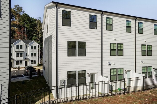 Building Photo - Three Bedroom End Unit Townhome!