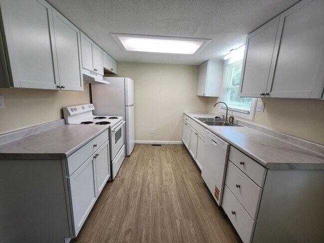 Building Photo - Updated-Pets Welcome-Pay Electric ONLY!