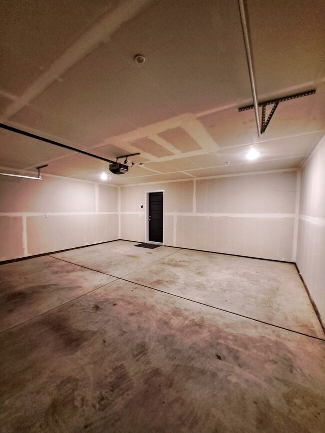 Building Photo - Experience Comfort and Style in This Venet...