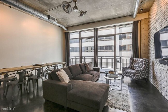 Building Photo - 1 br, 1 bath Apartment - 311 W 5th St