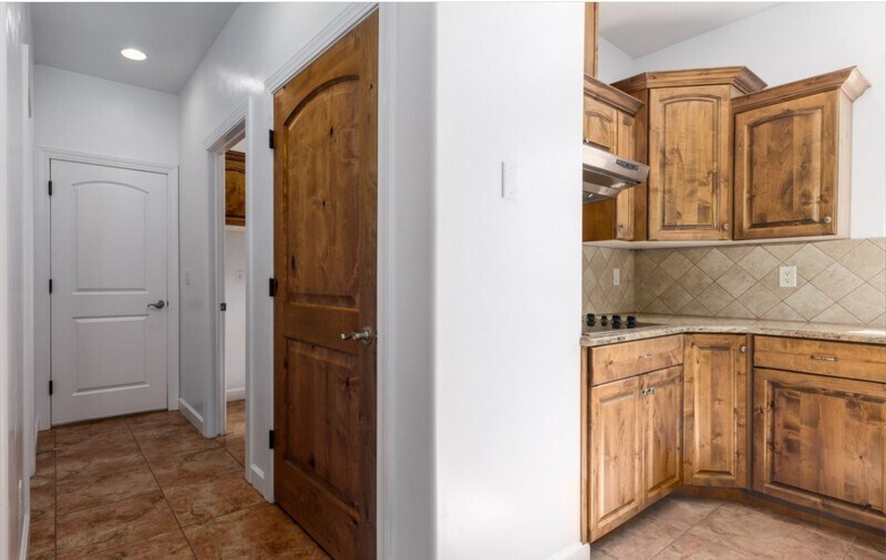 Building Photo - 584 W Mariposa Dr