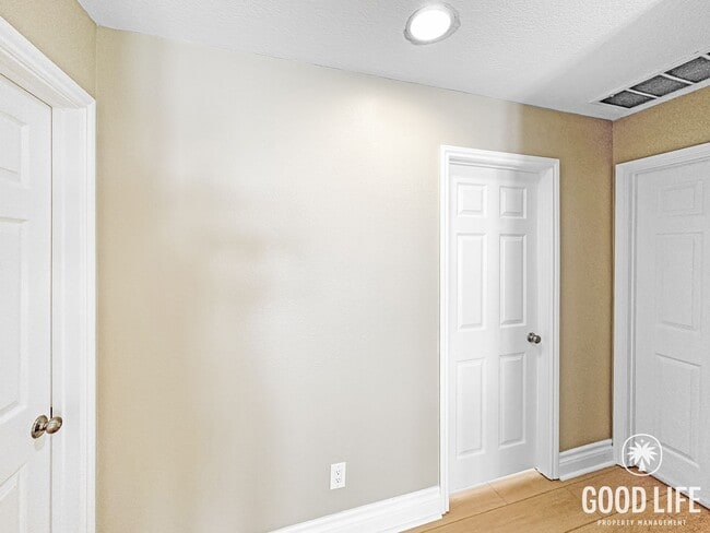 Building Photo - Beautiful 3-Bed Home w/ Vaulted Ceilings, Stainless Appliances, Private Backyard & 2-Car Garage