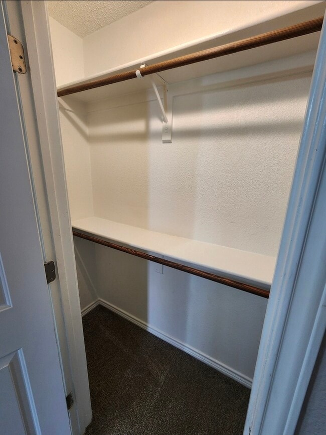 Building Photo - 3 bed 2 bath, move in ready!