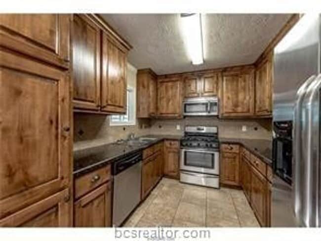 Building Photo - Updated 4 Bed, 2 Bath with Spacious Rooms!