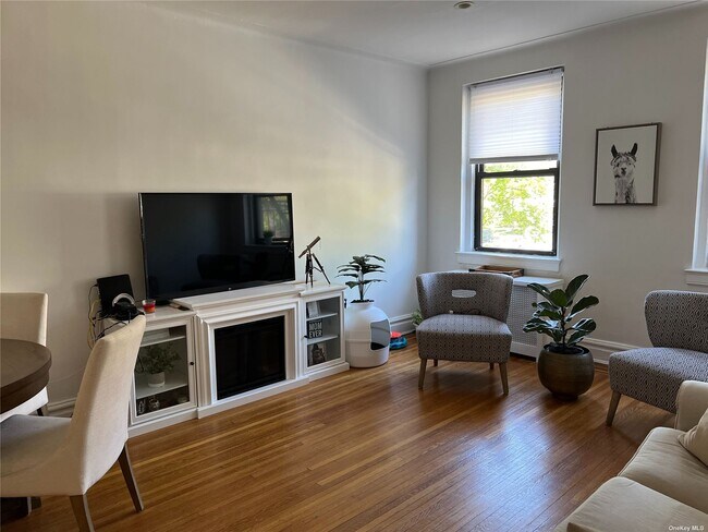 Building Photo - 77-16 Austin St