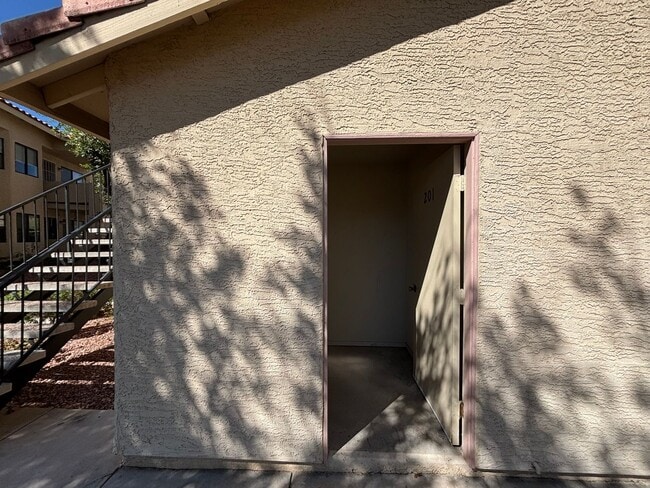 Building Photo - Gorgeous 2BED/2BATH Condo nestled in a Roc...