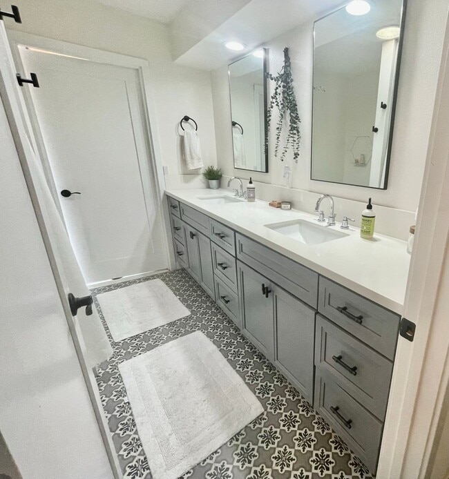 Building Photo - Custom Home in Country Club Estates!