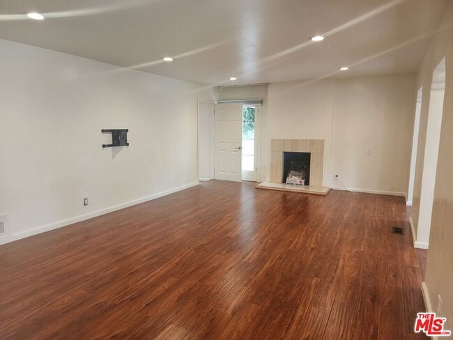 Building Photo - 328 S Oakhurst Dr