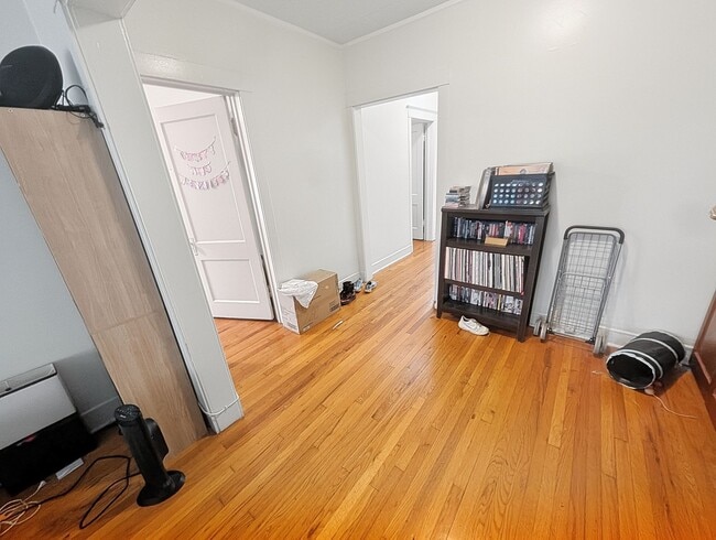 Building Photo - Large 3-bed/1-bath Apartment in the Heart of Rogers Park!