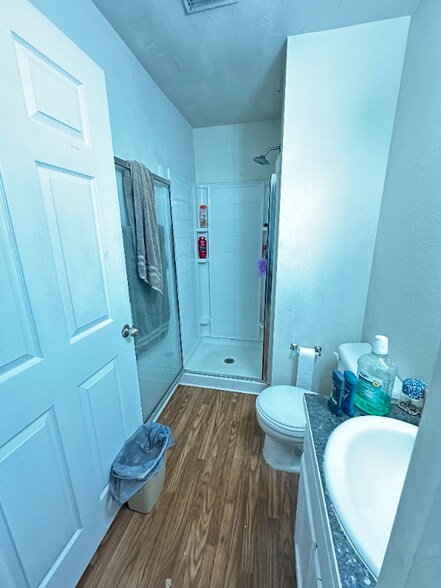 Building Photo - 852 W Vanderbilt St