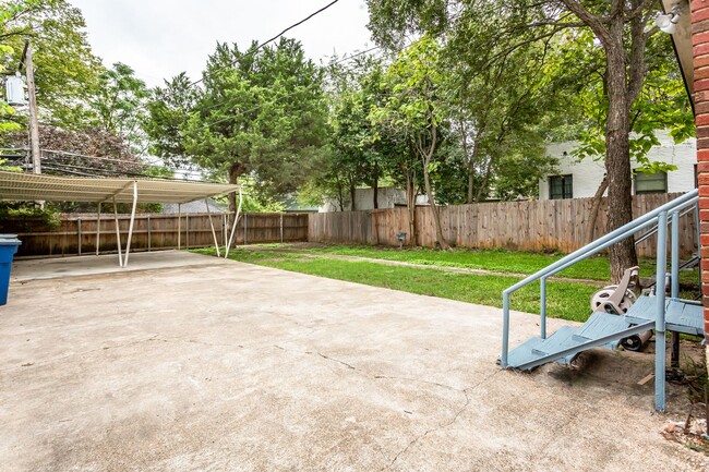 Building Photo - 2 Bedroom, 1 Bath Tudor in Hollywood Heights