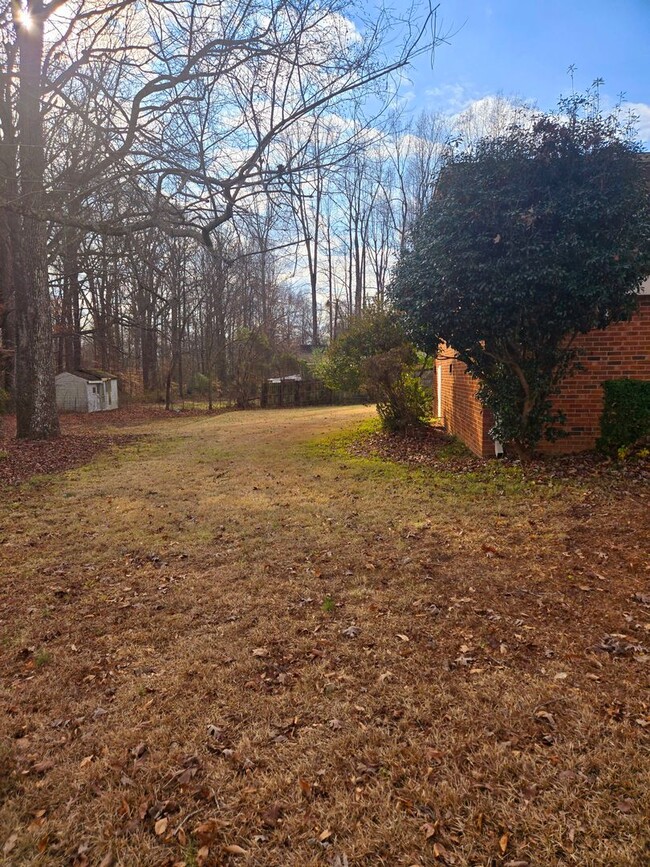 Building Photo - 3 Bedroom Brick Rancher - Lawncare Included!