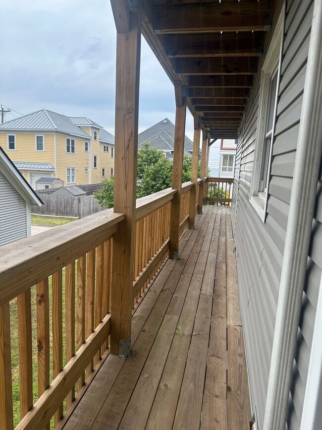 Building Photo - Beautiful 2-bedroom, 2-bath Condo just one block to the beach