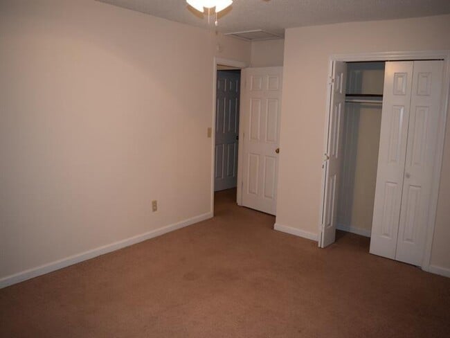 Building Photo - 2065 Vernon Commons