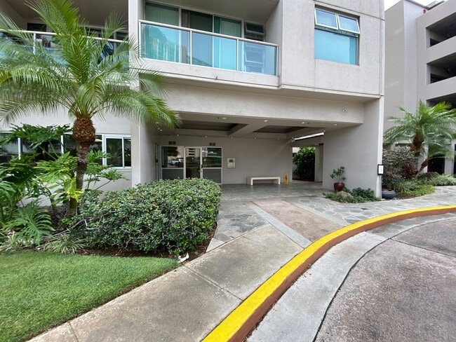 Building Photo - Live, Work & Play in the Heart of Honolulu...