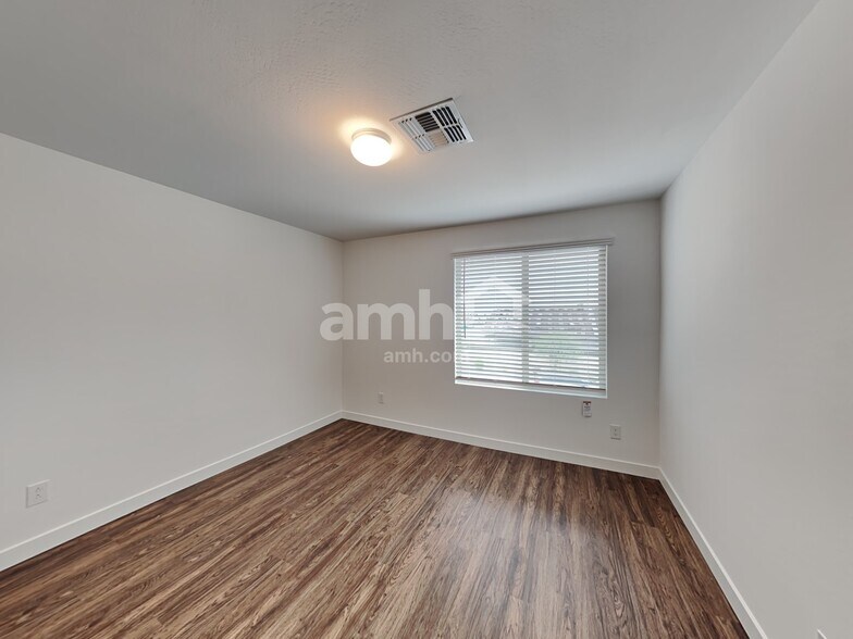 Building Photo - 4019 S 105th Dr