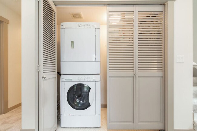 Building Photo - 1916 E Spruce St