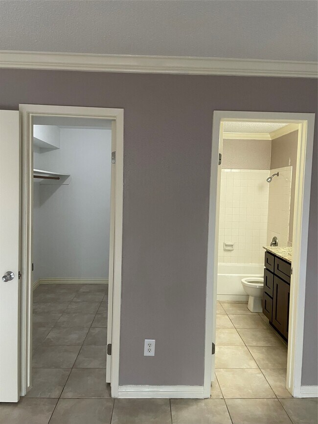 Building Photo - 17401 Red Oak Dr