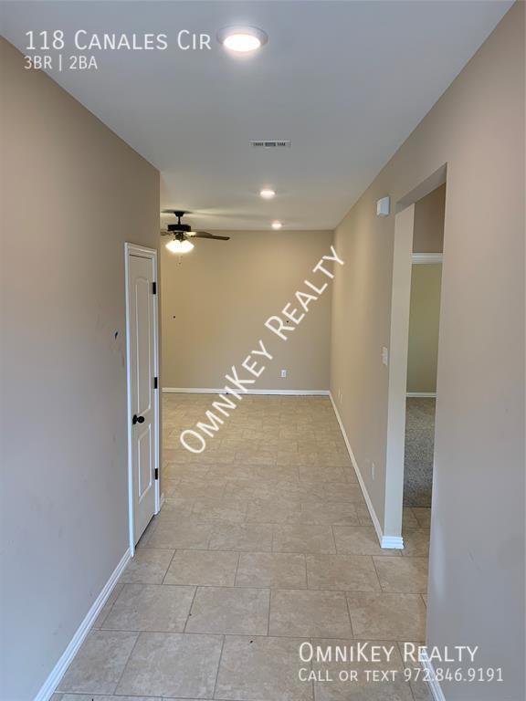 Building Photo - 118 Canales Cir