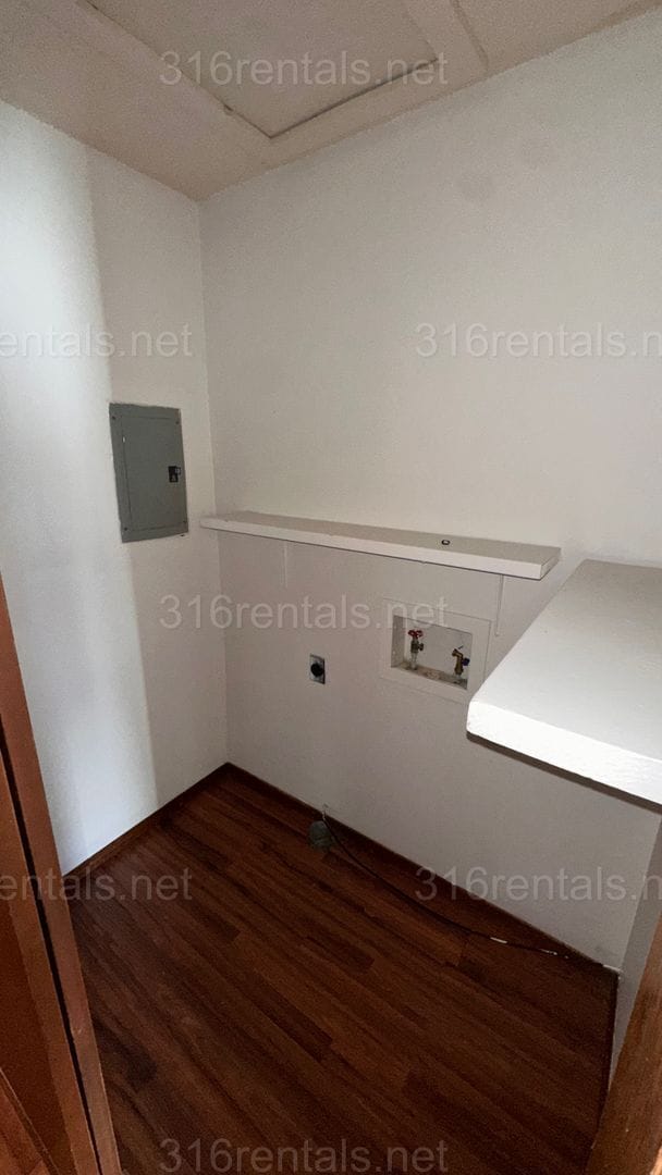 Building Photo - $750 - 2 bed 1 bath - Second floor Apartment