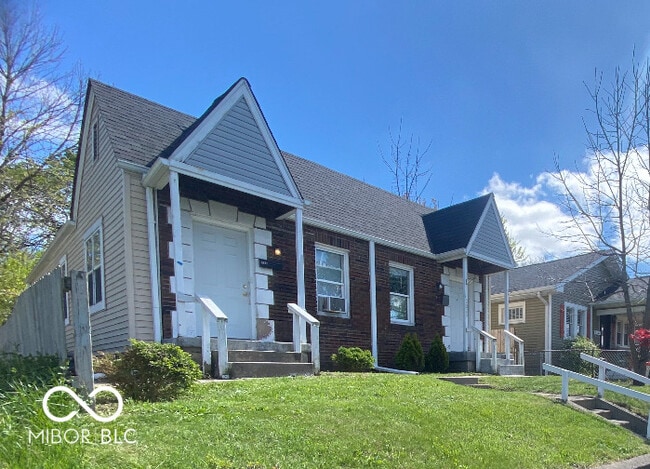 Primary Photo - 2827 E Brookside Ave