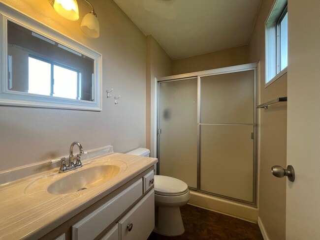 Building Photo - Golden Hills!