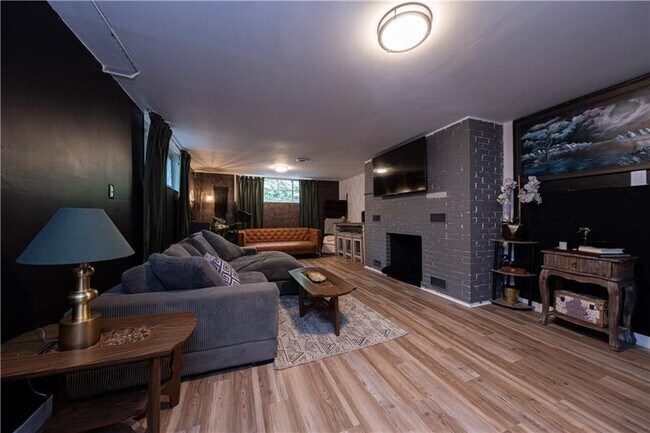 Building Photo - 109 Oak Ridge Dr